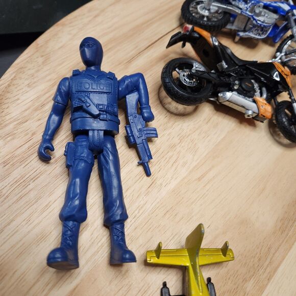 Mixed Toy Lot – Small Figurines, Planes & Bikes - Picture 9 of 9